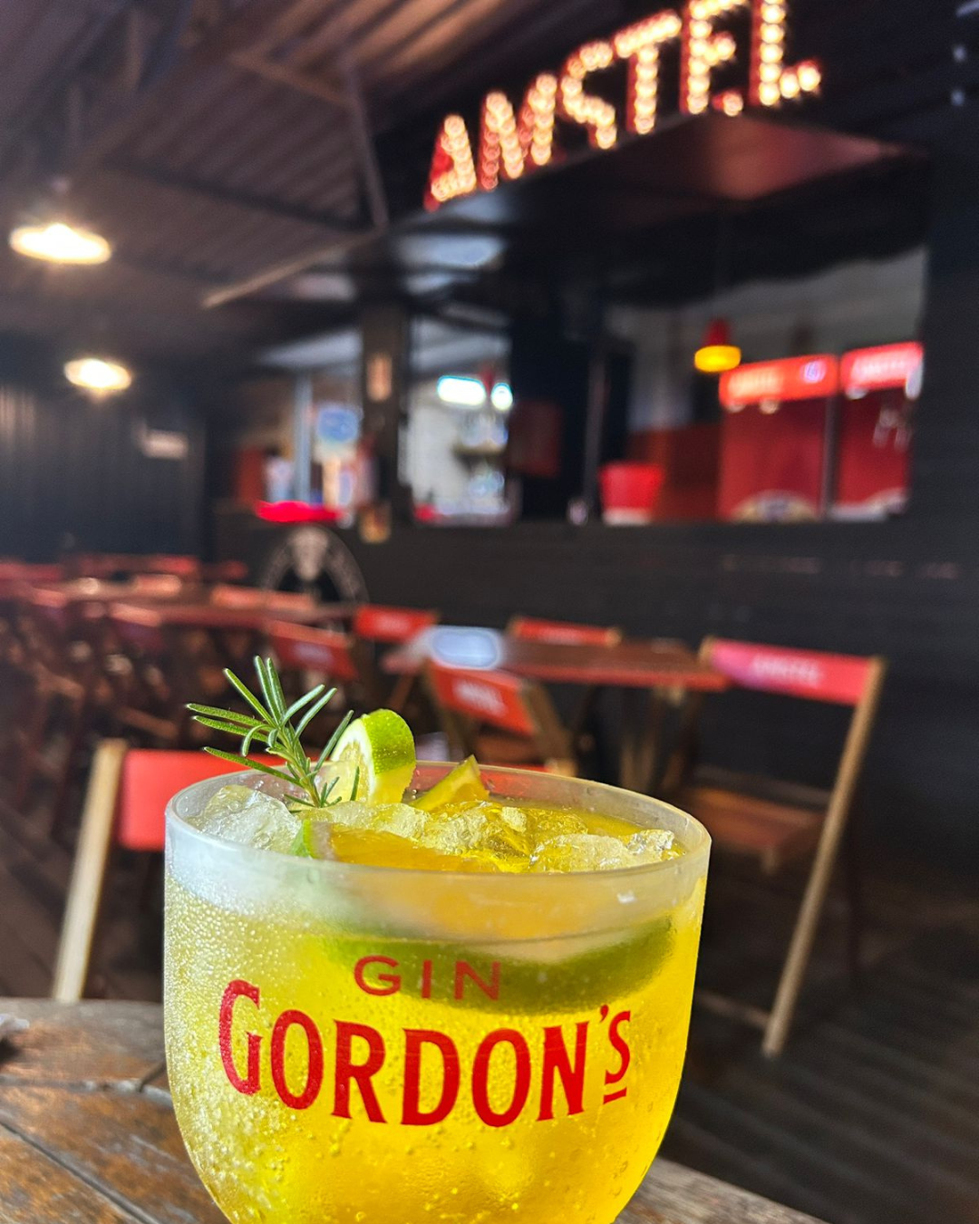 Drink de gin com limão e alecrim