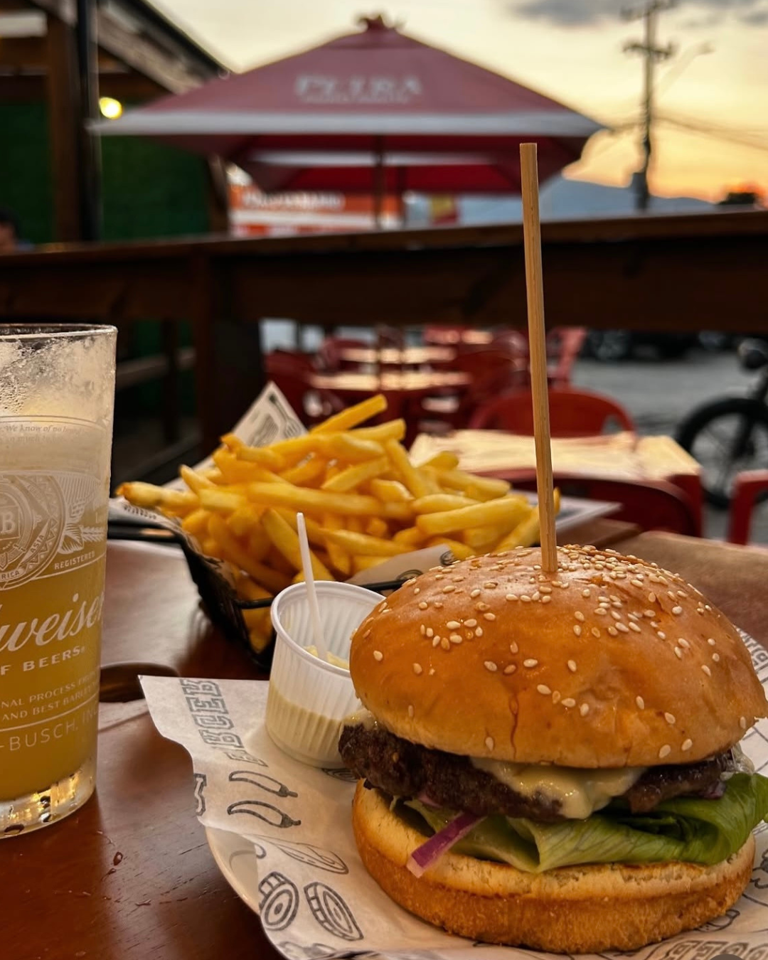Hambúrguer com batatas e cerveja