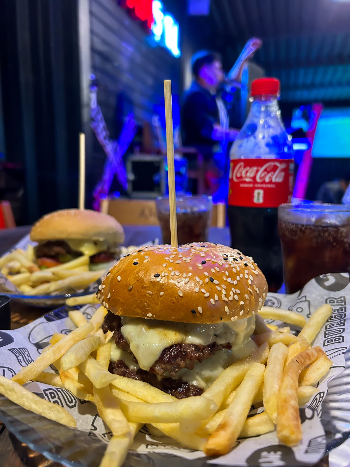 Combo casal com dois burgers, batatas e Coca 600ml