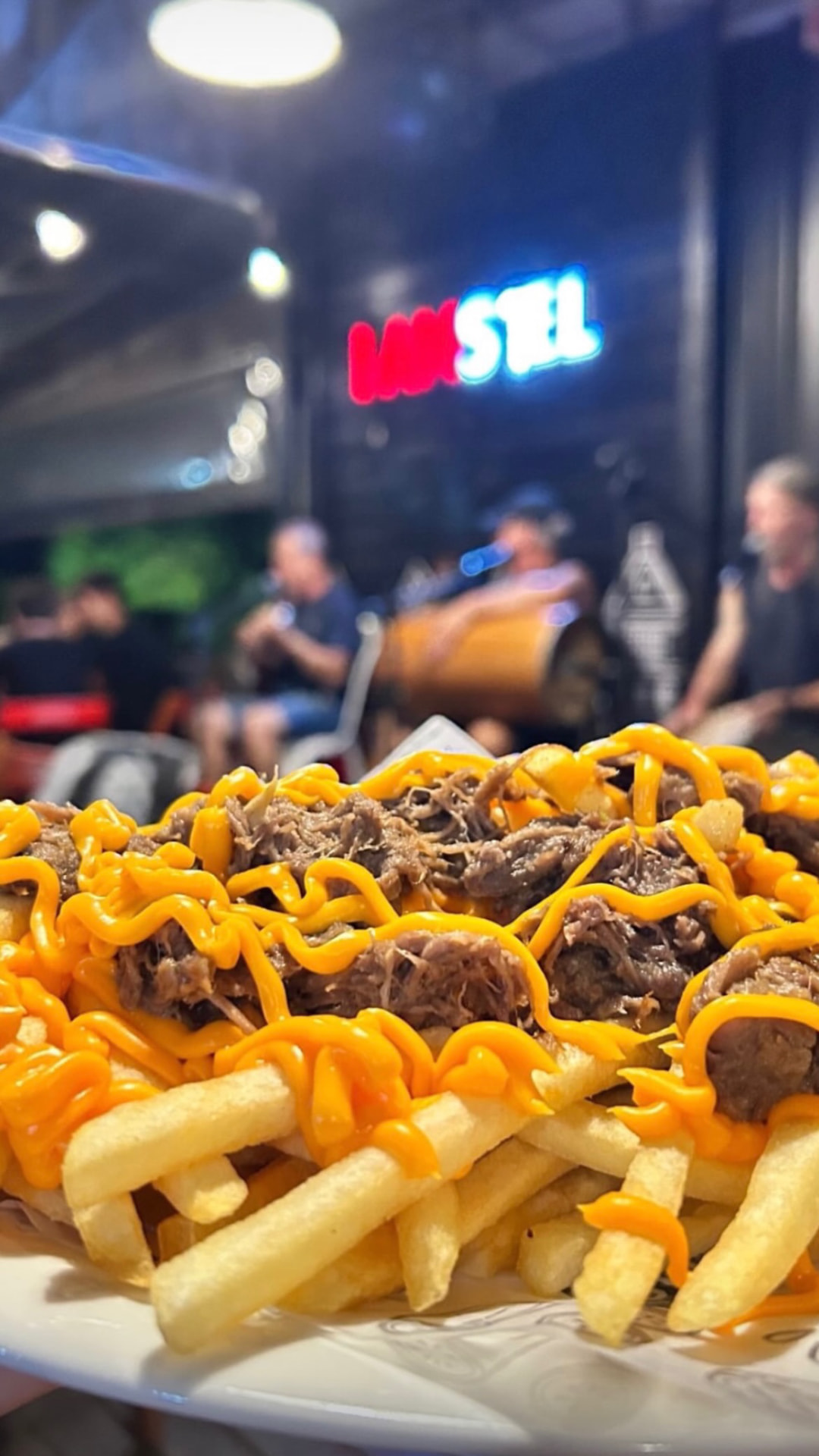 Batata frita com carne desfiada e cheddar