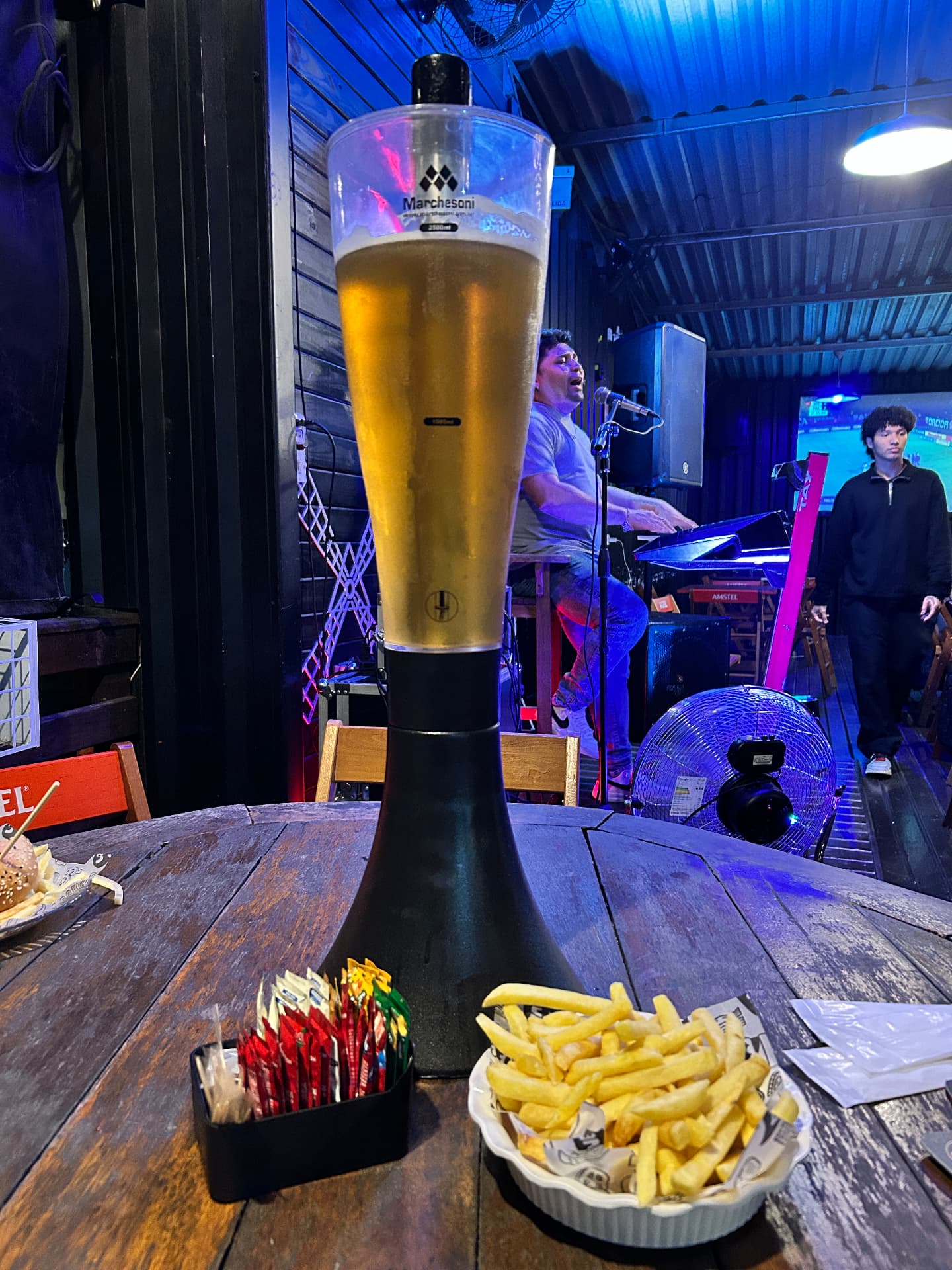 Torre de chopp artesanal com batata frita