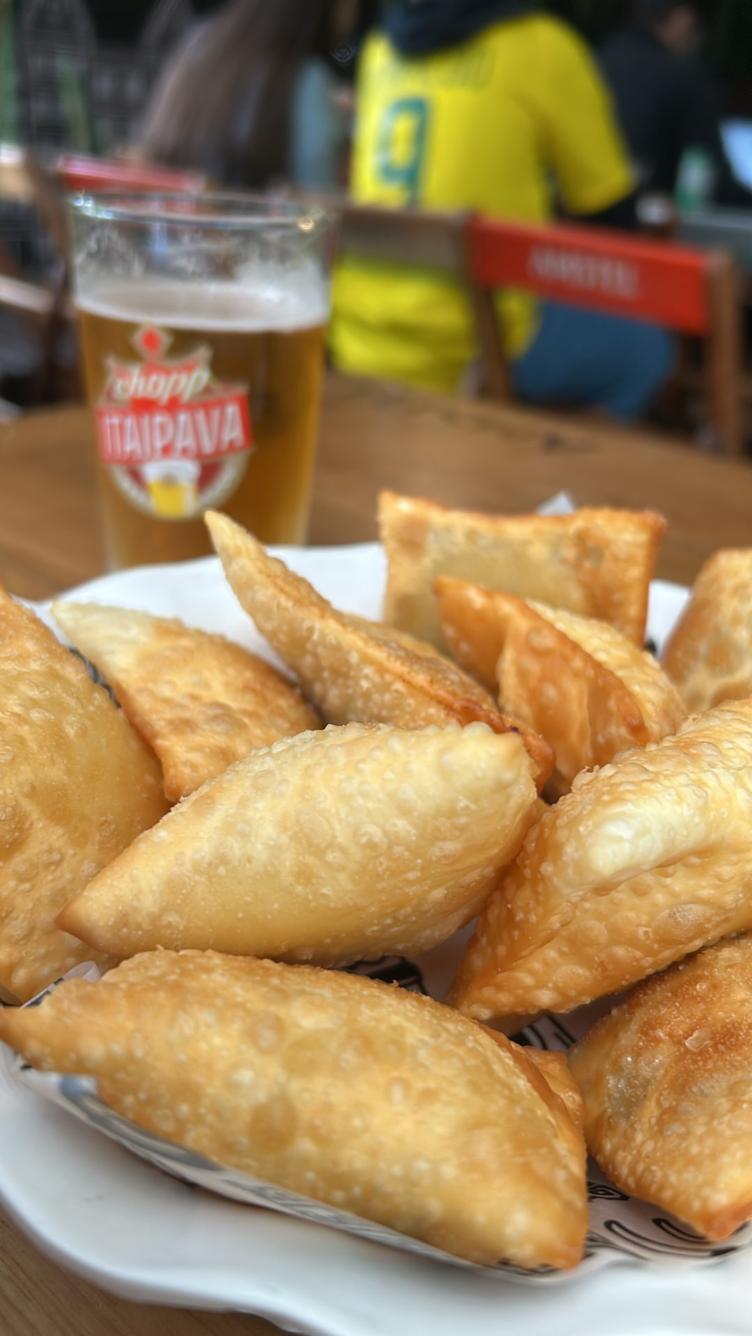 Pastéis dourados com chopp Itaipava