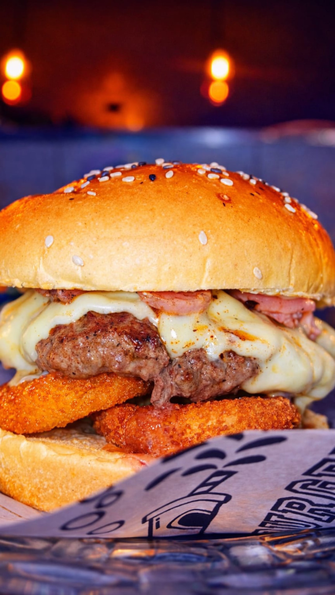 Hambúrguer gourmet com anéis de cebola