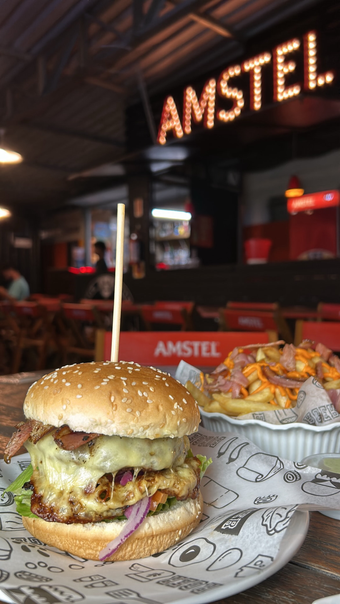 Hambúrguer alto com queijo e bacon