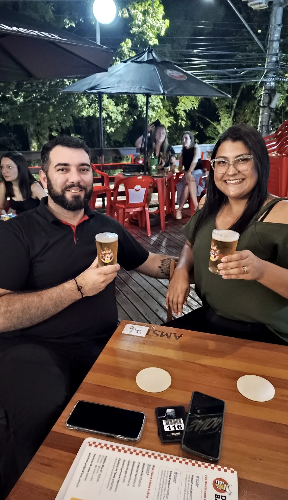 Casal aproveitando cerveja gelada no Desembarga