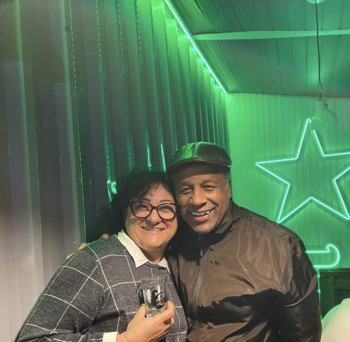 Clientes com decoração neon Heineken